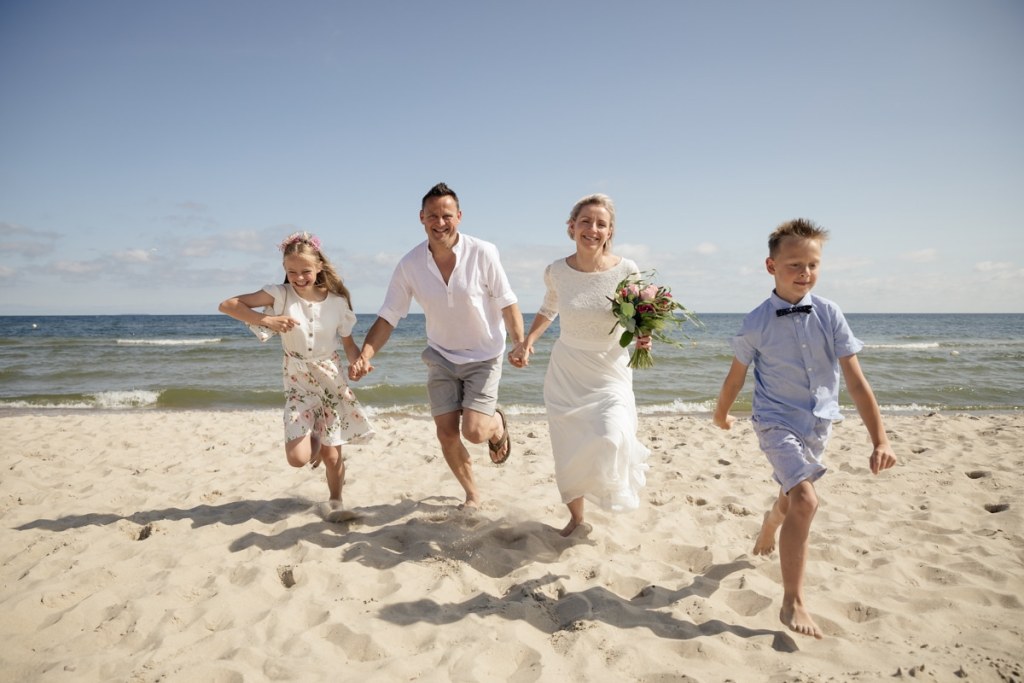 Trauungsfotos an der Ostsee - Familie heiratet am Strand von Zinnowitz bei einer freien Trauung