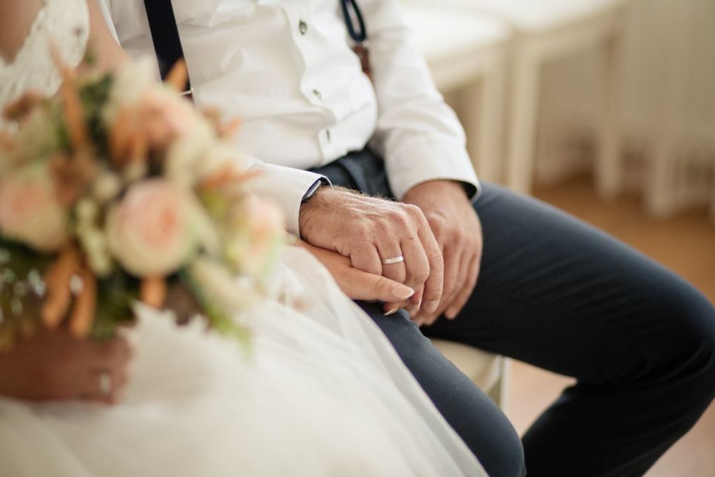 Brautpaar Hand in Hand im Standesamt Zinnowitz