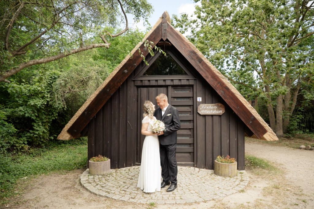 Brautpaar vor der Koserower Salzhütte